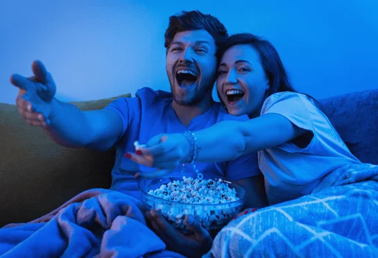 {Família feliz assistindo televisão|Pais e filhos assistem juntos na sala|Cena familiar curtindo FullTV|Ambiente doméstico com TV digital ligada}