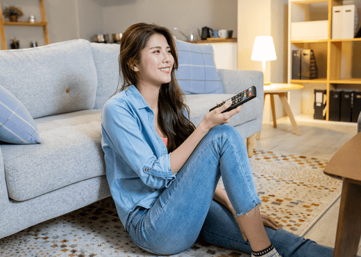 {Mulher bonita assistindo à TV|Pessoa relaxando em frente à tela|Cena de conforto com televisão|Usuária aproveitando a FullTV}